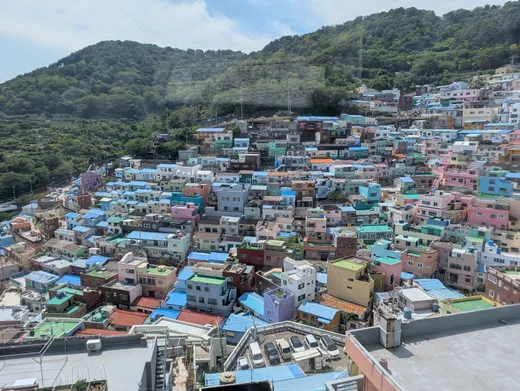 Las casas de colores del pueblo cultural de Gamcheon, en Busan, escalonadas por la ladera