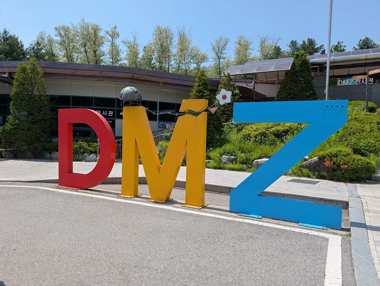 Las letras de la DMZ en el mirador de la zona desmilitarizada