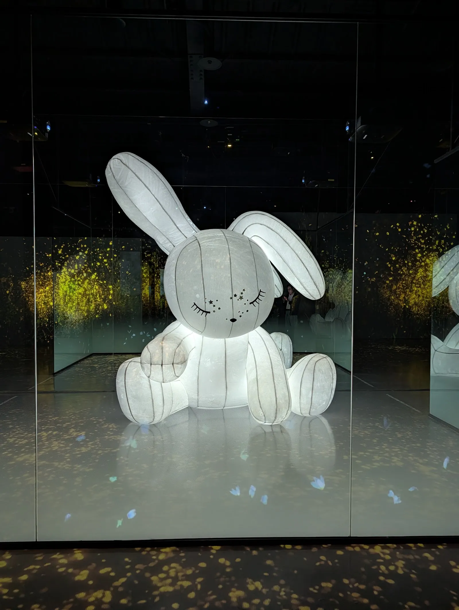 Una escultura de conejo blanco iluminada en el Arte Museum de Jeju