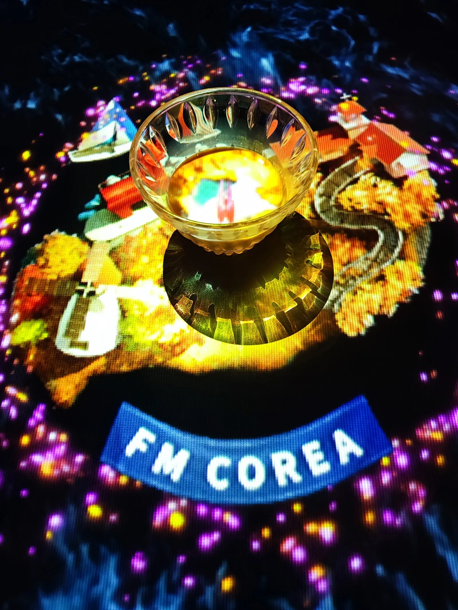 Proyecciones de colores sobre la mesa en la cafetería interactiva del Arte Museum