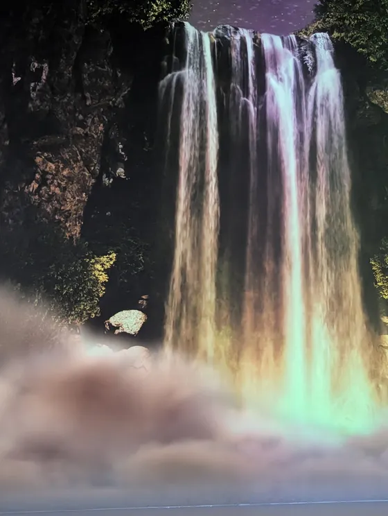 Una cascada cayendo entre la roca volcánica de Jeju