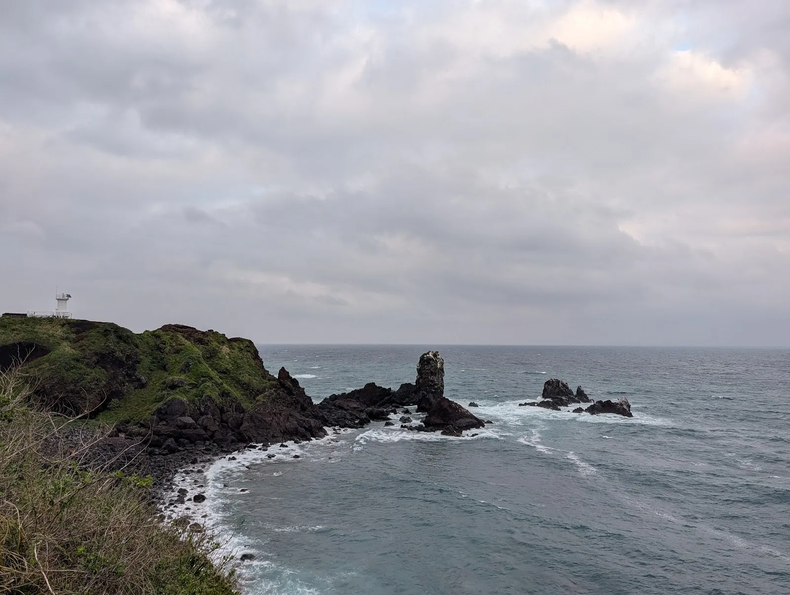 Acantilados de roca volcánica en la costa de Jeju