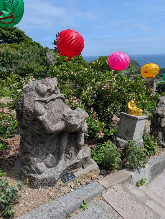 Farolillos de colores sobre el camino de subida a un templo de Jeju