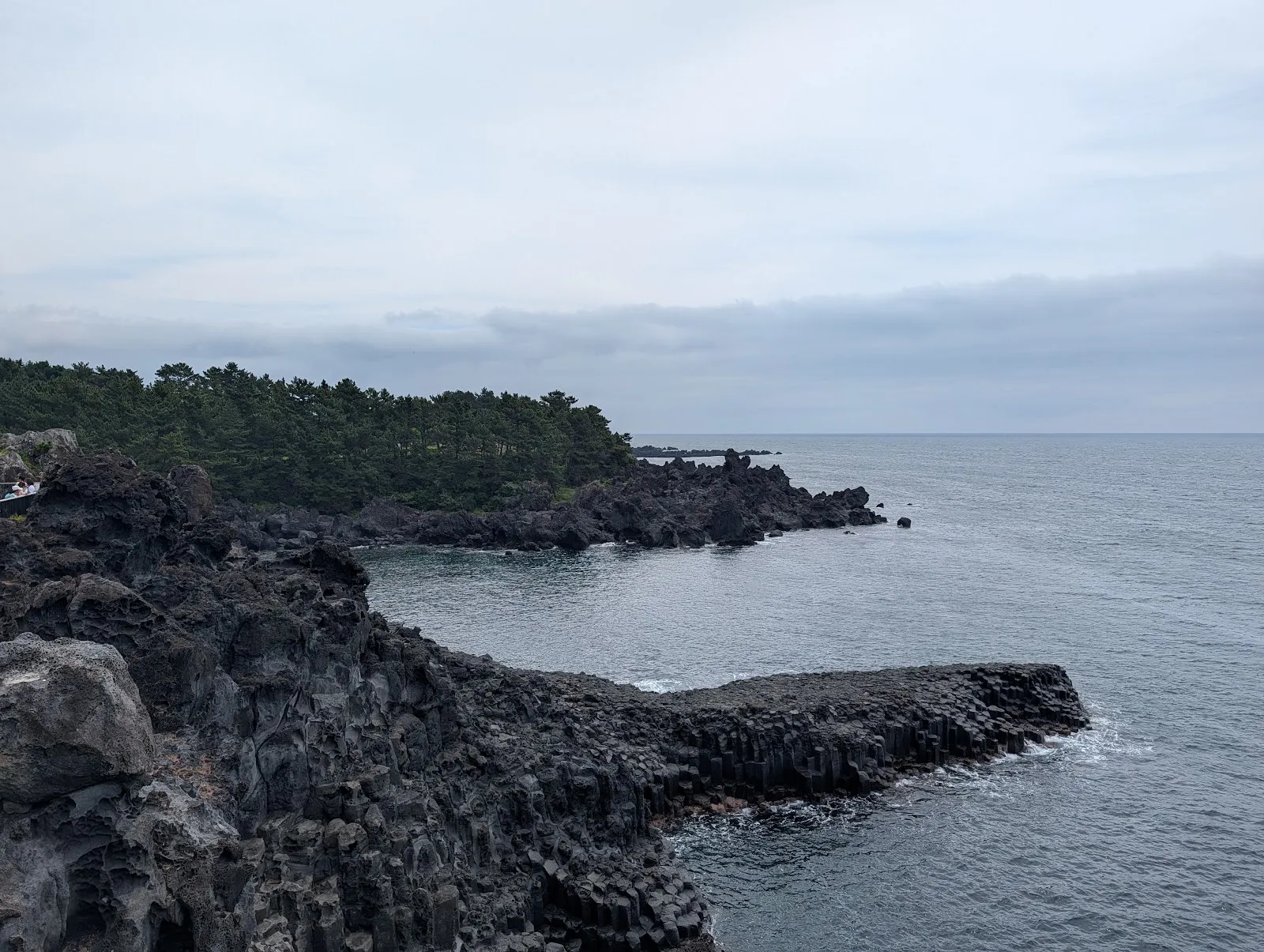 Los acantilados de columnas de basalto de Jusangjeolli