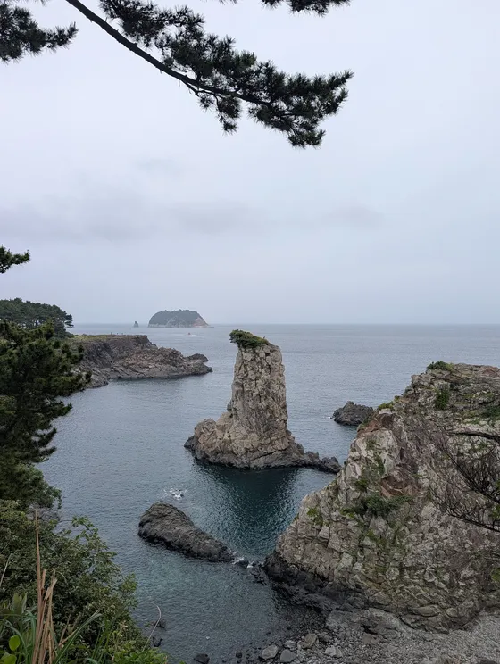 La roca de Oedolgae clavada en el mar, en la costa sur de Jeju