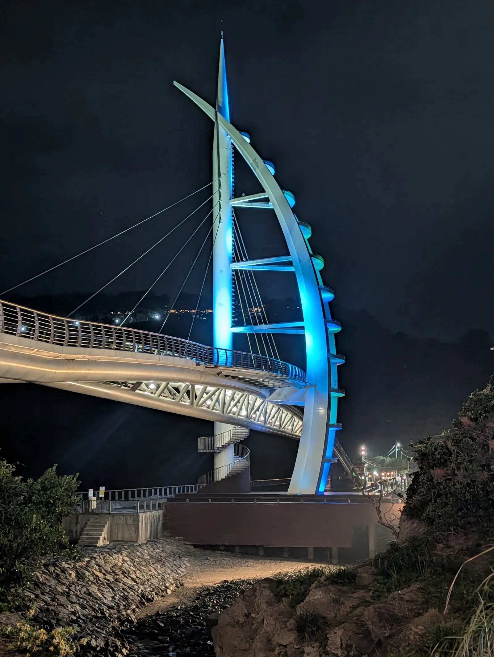 El puente Saeyeongyo iluminado de noche, en Seogwipo