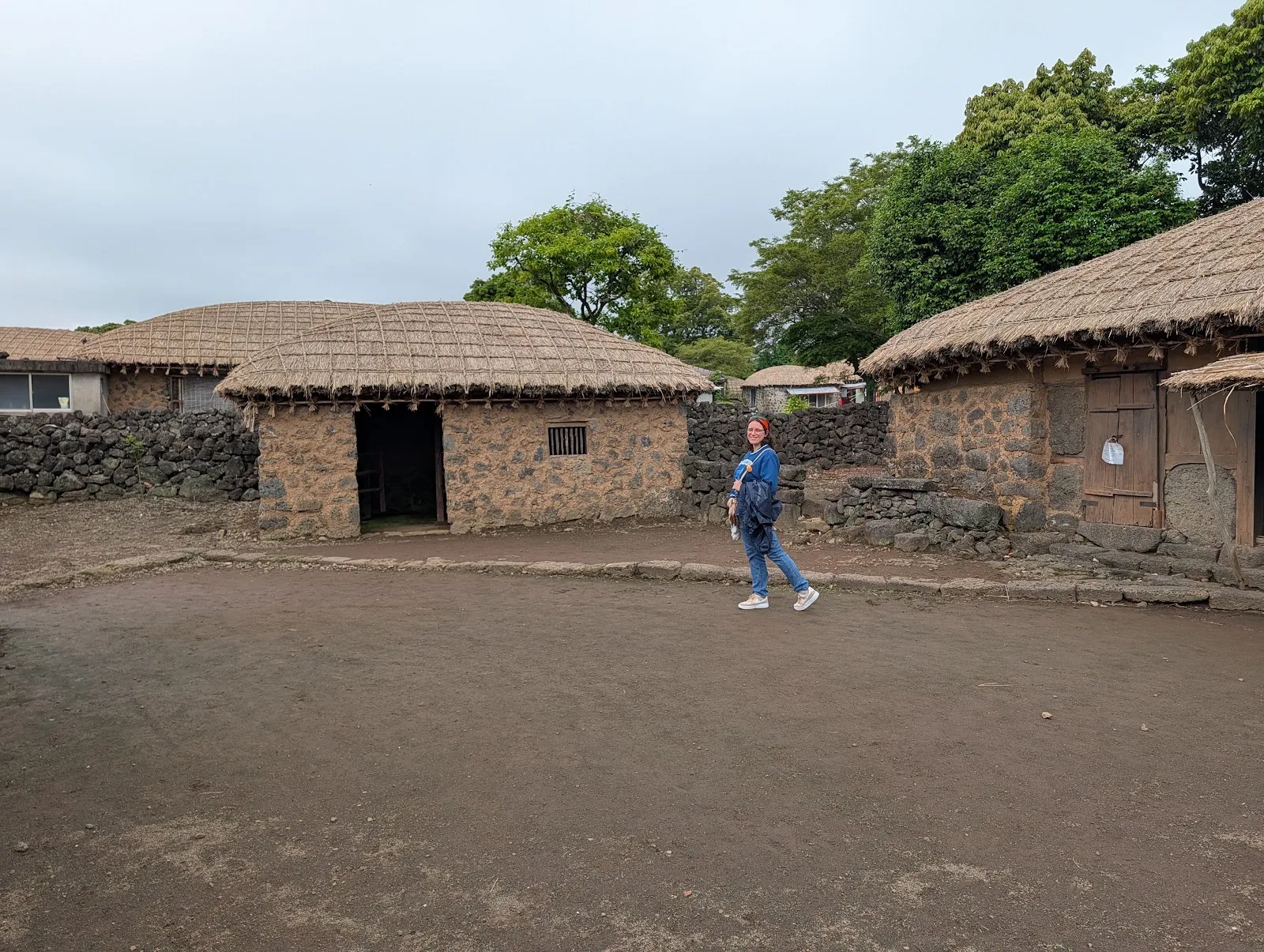 Una casa tradicional de techo de paja en la aldea folclórica de Seongeup