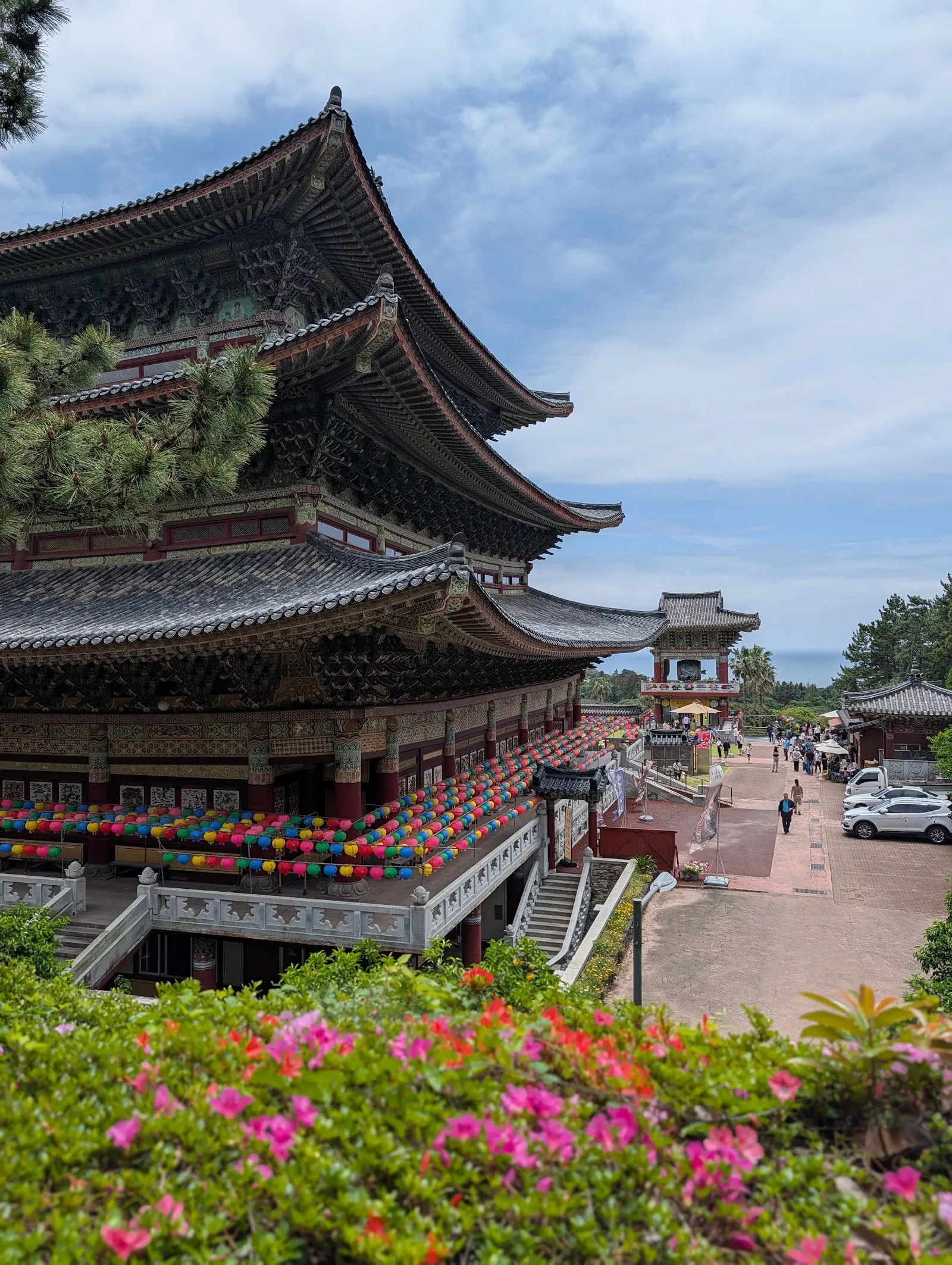 El templo Yakcheonsa de Jeju decorado con farolillos