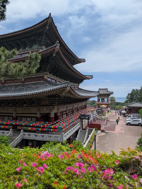El templo Yakcheonsa de Jeju decorado con farolillos