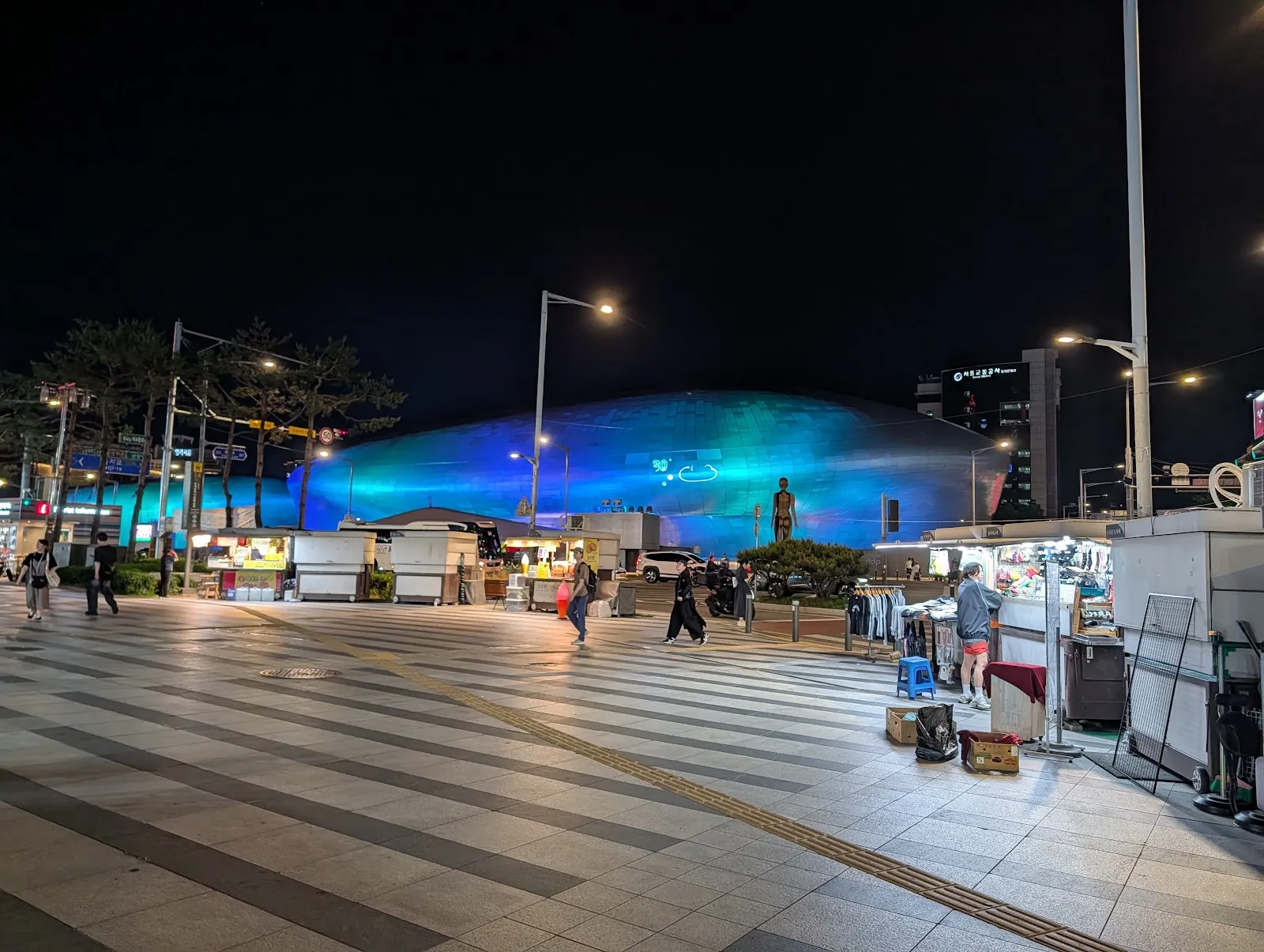 El Dongdaemun Design Plaza iluminado de noche