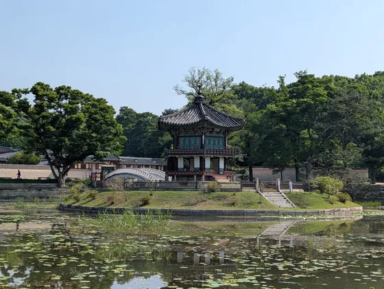 El pabellón Gyeonghoeru reflejado en el estanque del palacio Gyeongbokgung