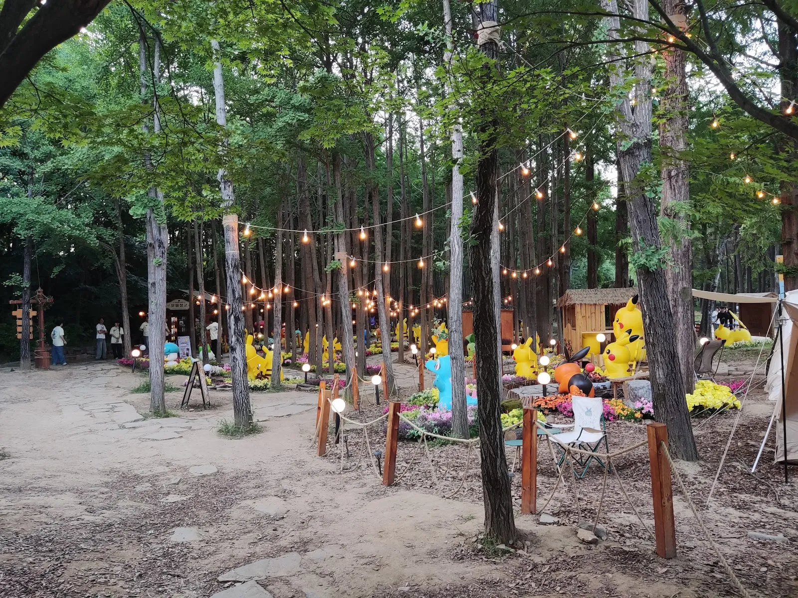 El bosque de la Pokémon Secret Forest, con guirnaldas de luces y figuras de Pikachu entre los árboles